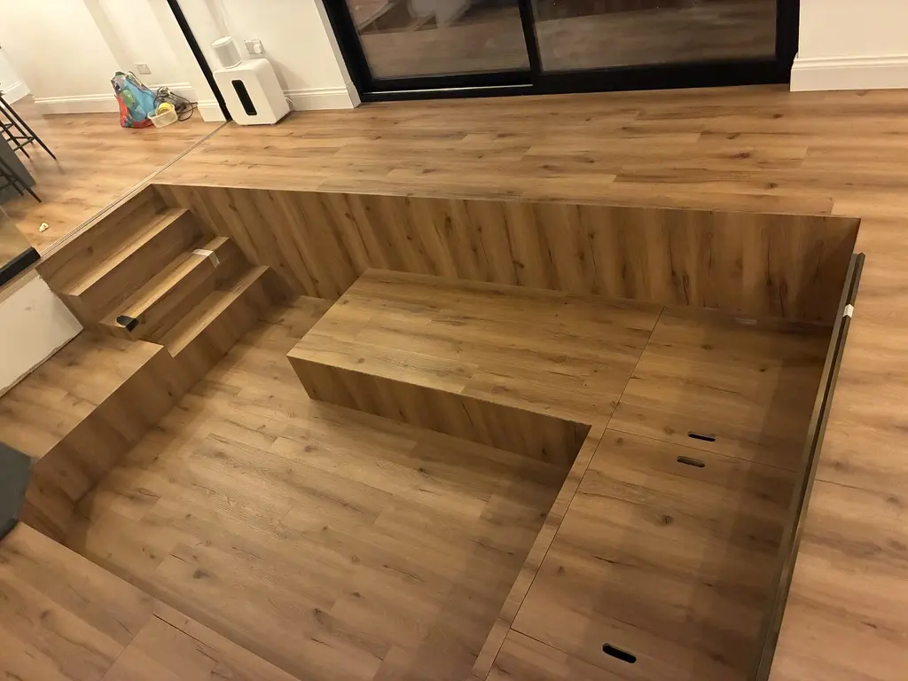 Oak-effect sunken seating area with steps, before furnishing